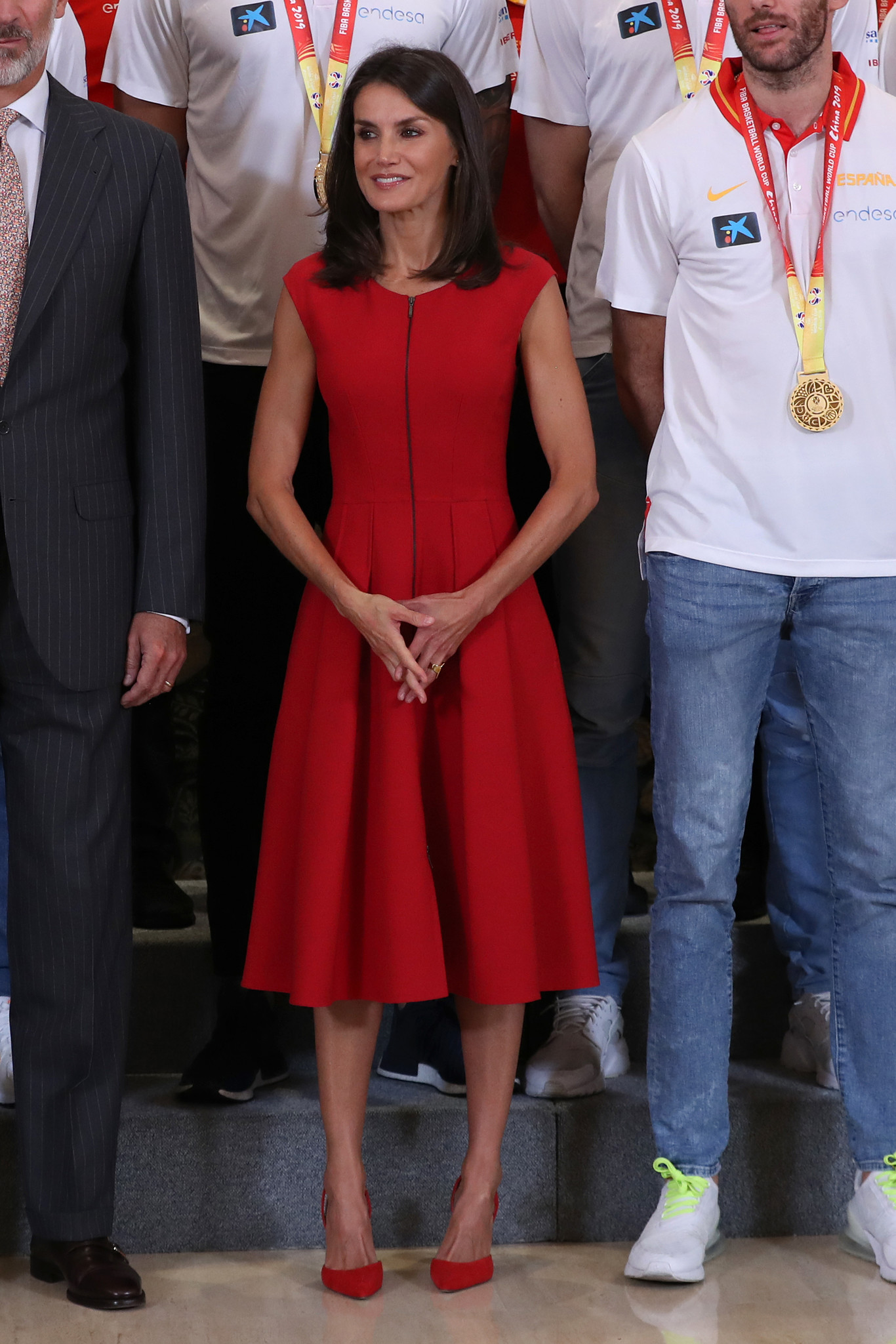 La reina se viste de rojo para recibir a la selección española