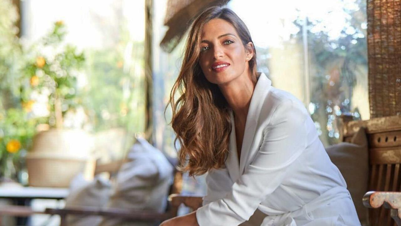 Sara Carbonero se despide del verano con un vestido blanco de marca españoa