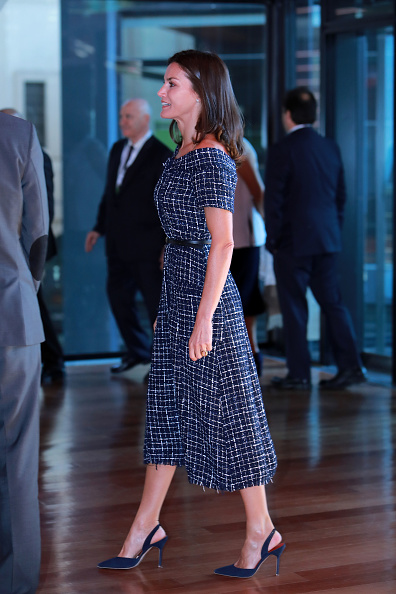La reina Letizia recivla el vestido de rebajas de Zara que se parece a un Chanel