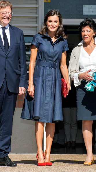 La reina Letizia repite vestido denim inspirado en Meghan Markle