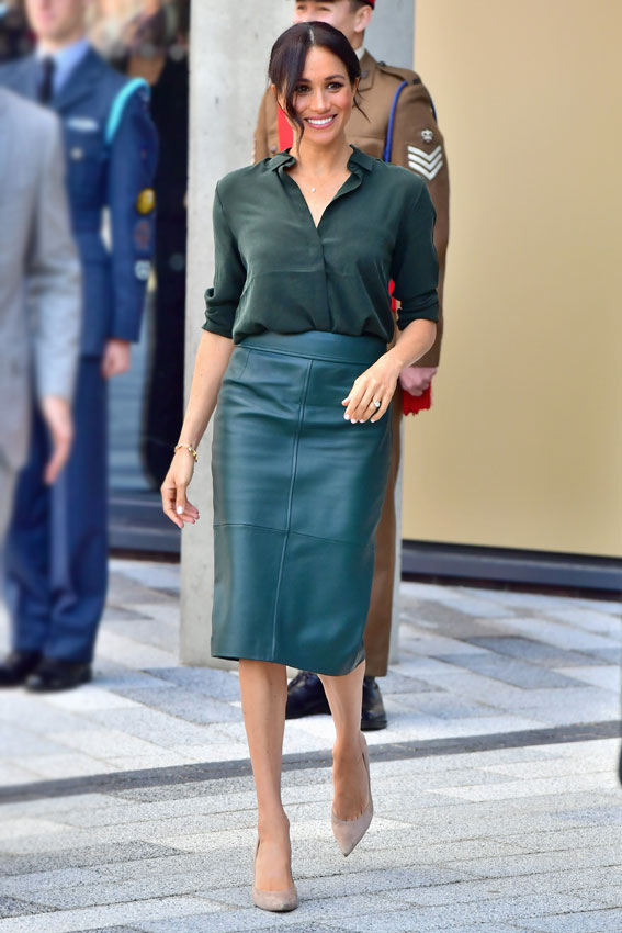 Meghan Markle copia la falda de piel de la reina Letizia