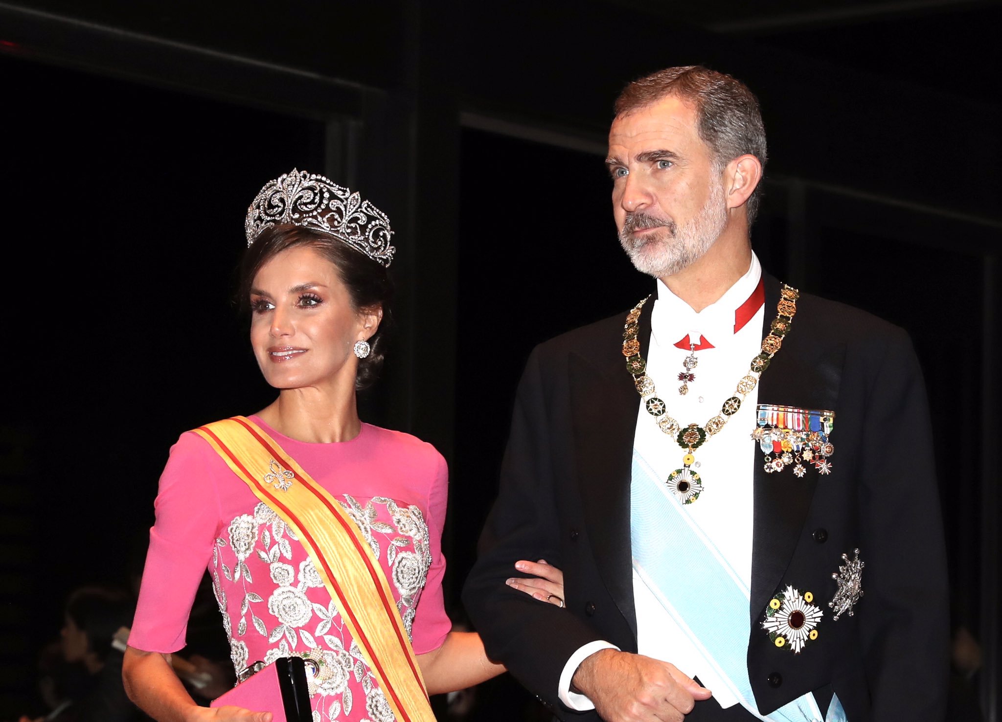 La reina Letizia espectacular con un exclusivo Carolina Herrera hecho a medida en la cena de gala de Japón