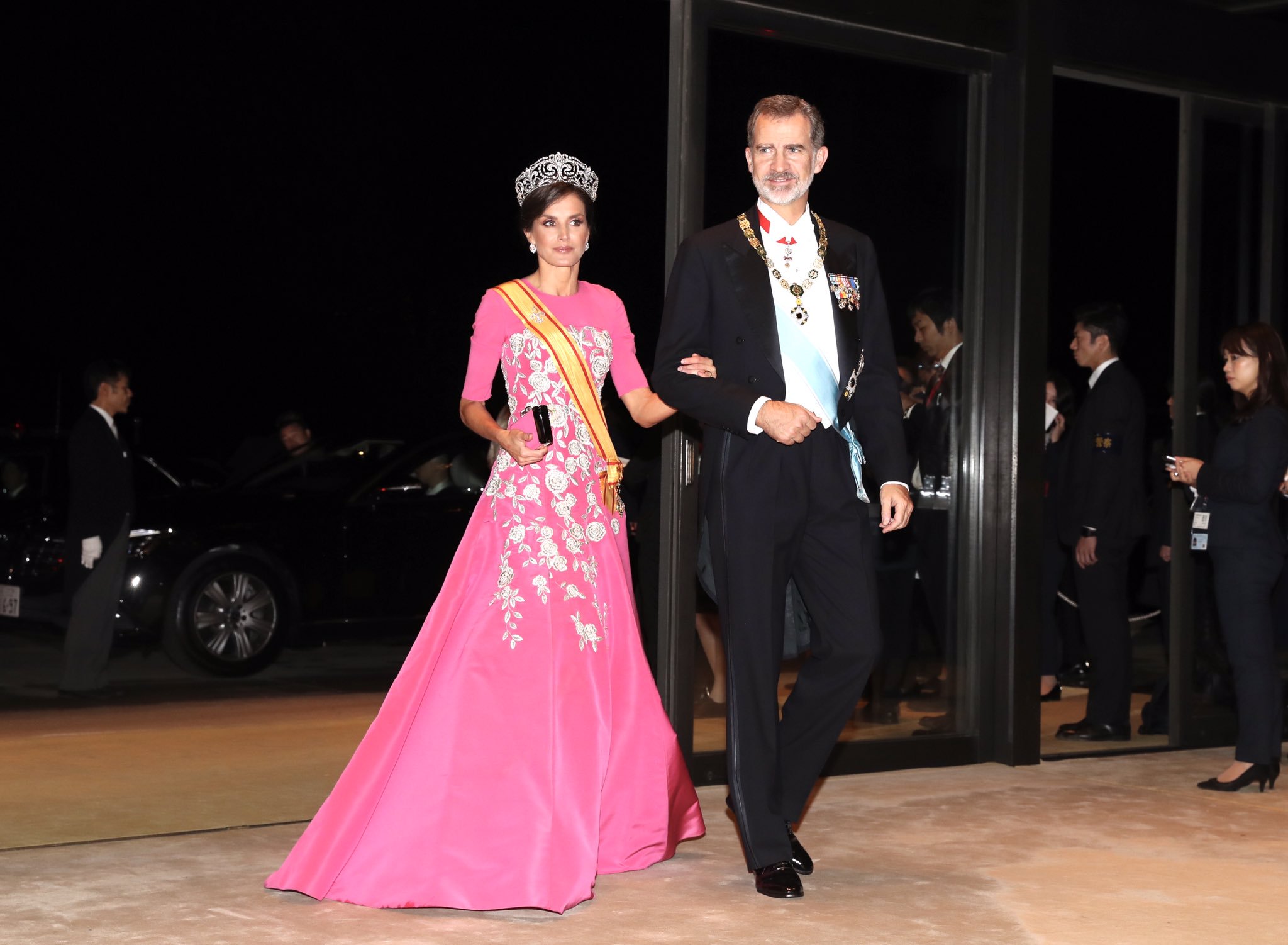 La reina Letizia espectacular con un exclusivo Carolina Herrera hecho a medida en la cena de gala de Japón