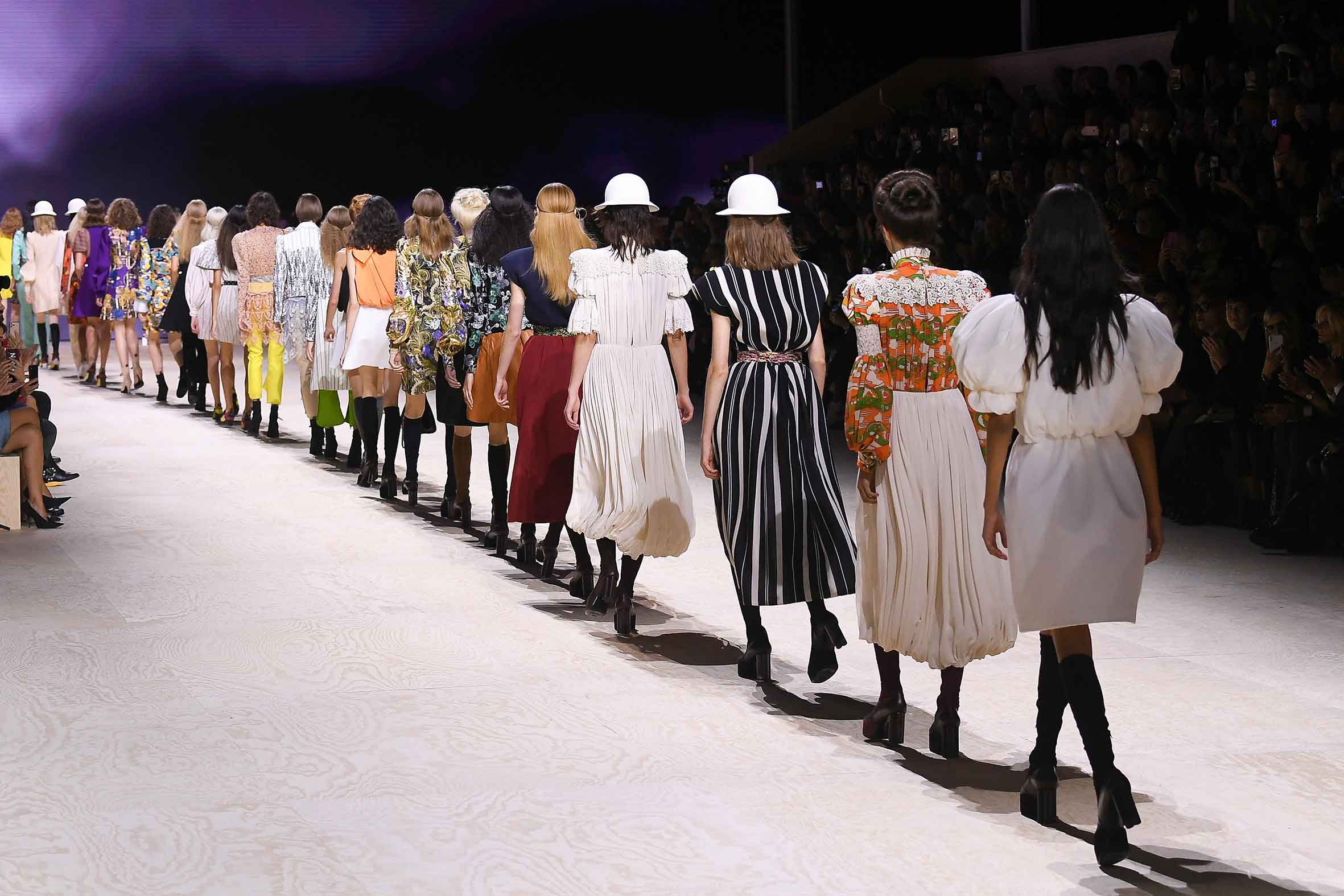 Louis Vuitton dedica desfile a diseñador fallecido