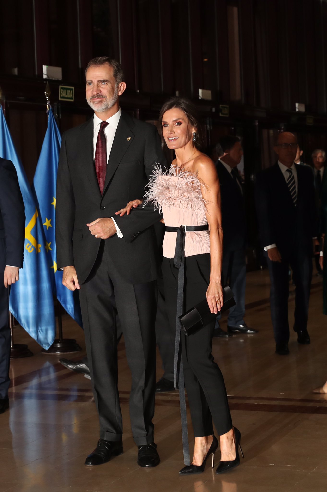 La reina sorprende con un cuerpo con plumas en el concierto del Premio Princesa de Asturias