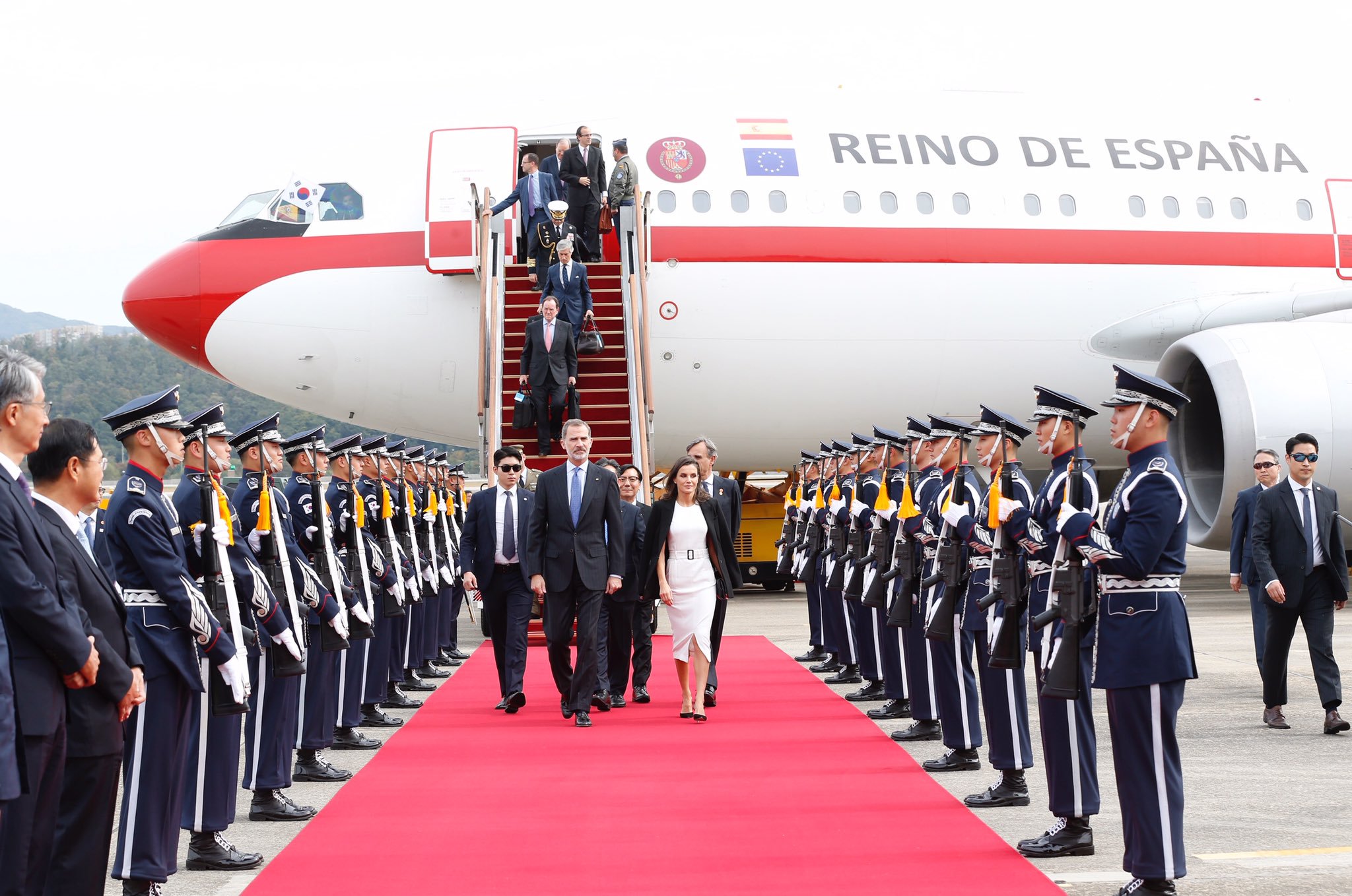 La reina Letizia llega a Corea con look blanco y negro