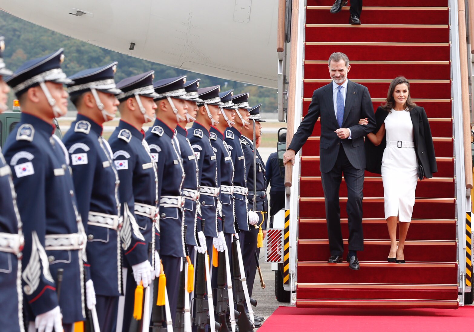 La reina Letizia llega a Corea con look blanco y negro