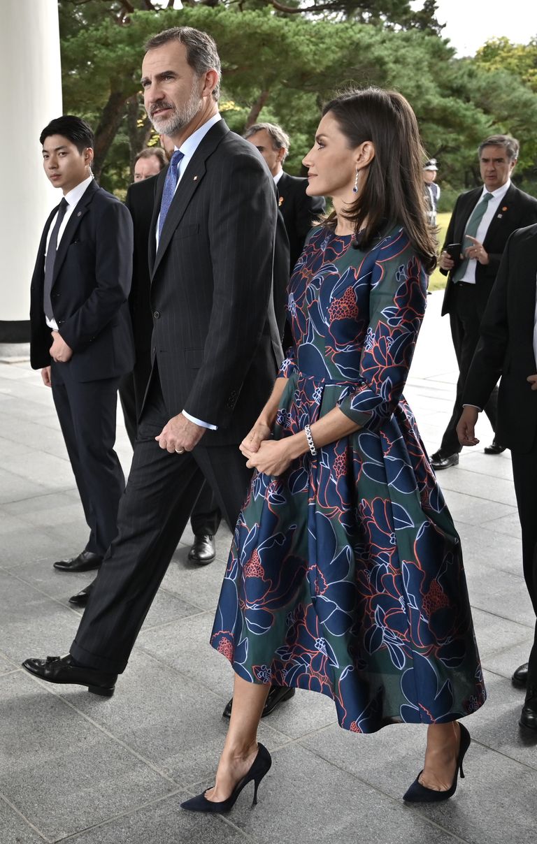 La reina Letizia recupera su vestido de flores de Carolina Herrera para su primer acto en Corea. 