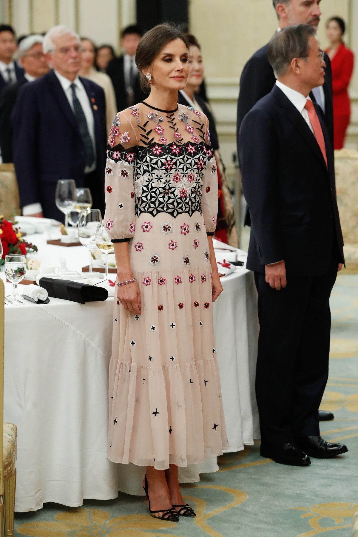 La reina elige un vestido romántico de Temperley London en la cena de gala de Corea