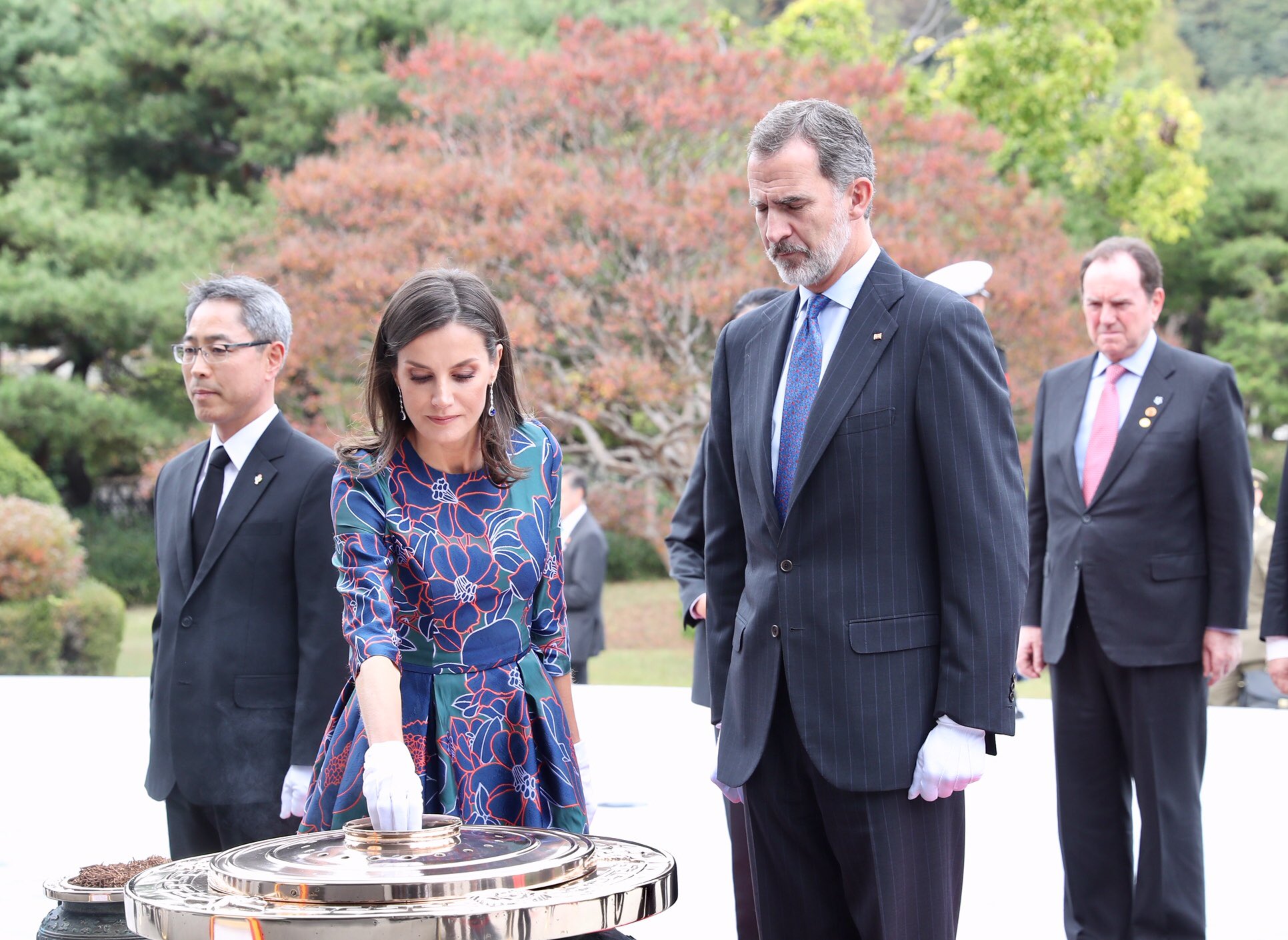 La reina Letizia recupera su vestido de flores de Carolina Herrera para su primer acto en Corea. 