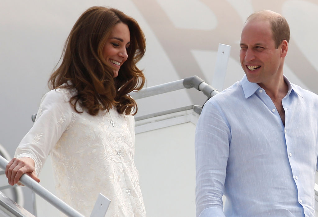 Kate Middleton elige una túnica blanca en su cuarto día en pakistán