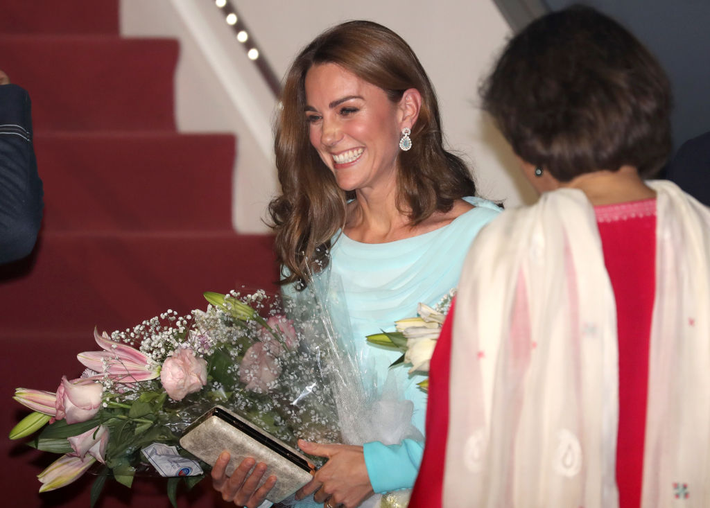 El primer e inesperado look de Kate Middleton a su llegada a Pakistán