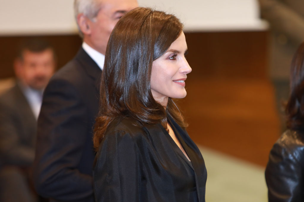 La reina Letizia recupera su falda Massimo Dutti y le da un giro todavía más lady