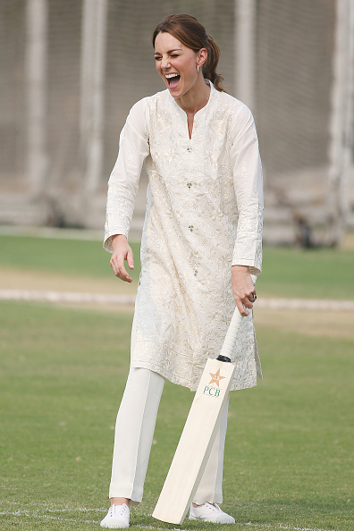 Kate Middleton elige una túnica blanca en su cuarto día en pakistán