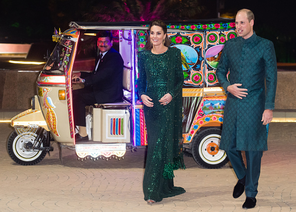 Kate Middleton deslumbra en Pakistán con un vestido de lentejuelas de Jenny Packham