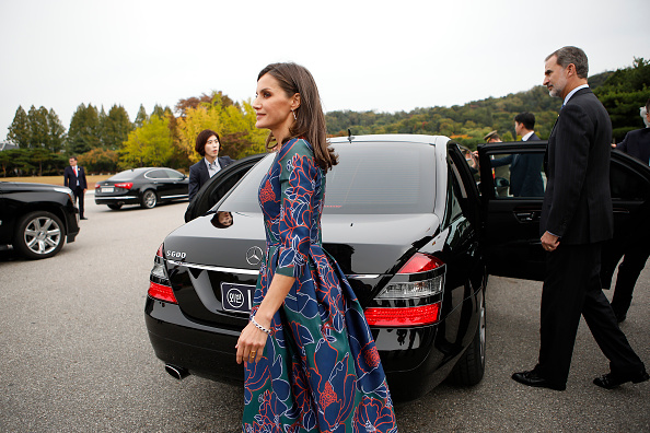 La reina Letizia recupera su vestido de flores de Carolina Herrera para su primer acto en Corea.