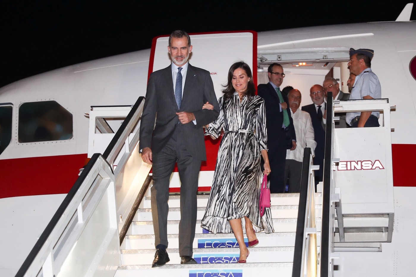 El bolso fucsia de estreno de la reina Letizia en Cuba es de Carolina Herrera