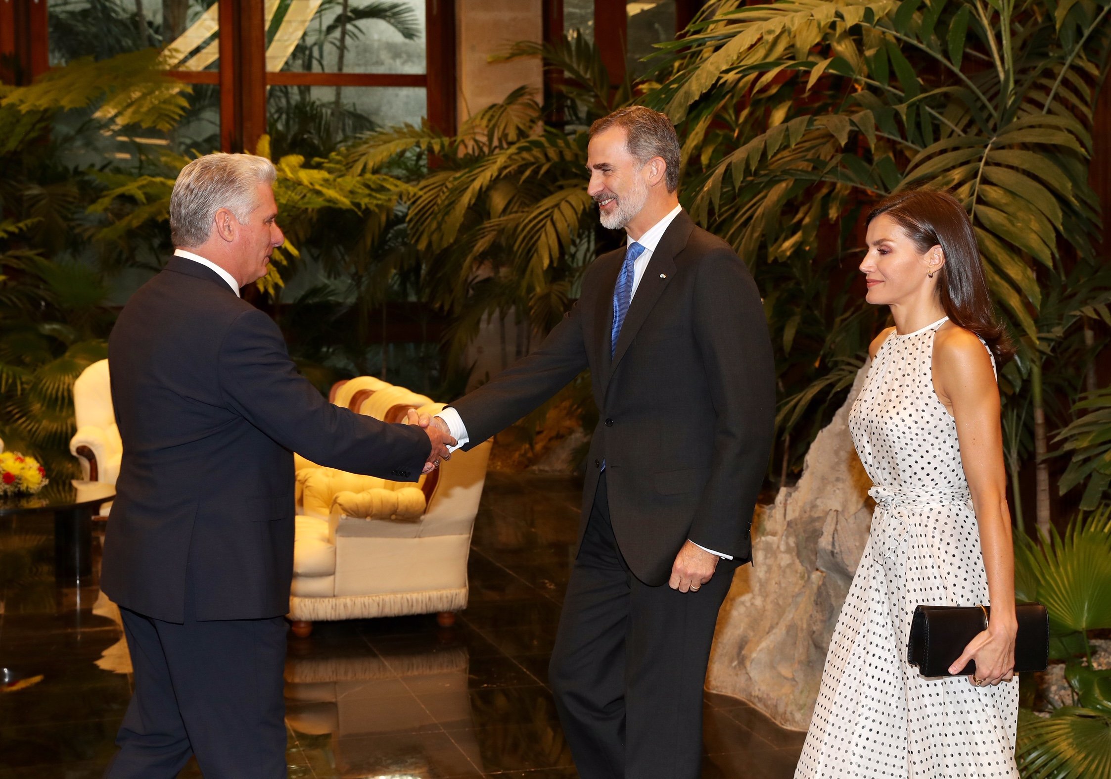 Los Reyes inician su viaje de Estado en Cuba y la reina elige un vestido blanco de lunares