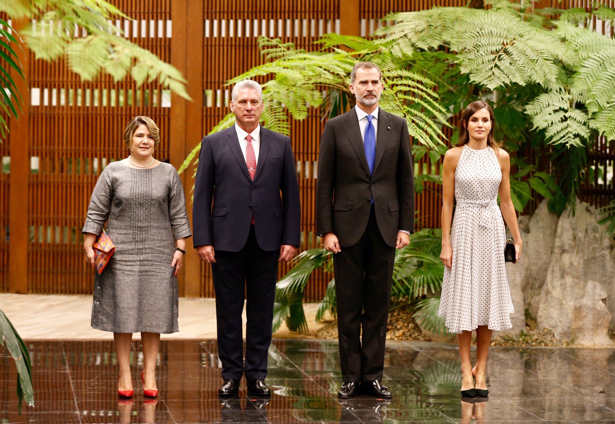 Los Reyes inician su viaje de Estado en Cuba y la reina elige un vestido blanco de lunares