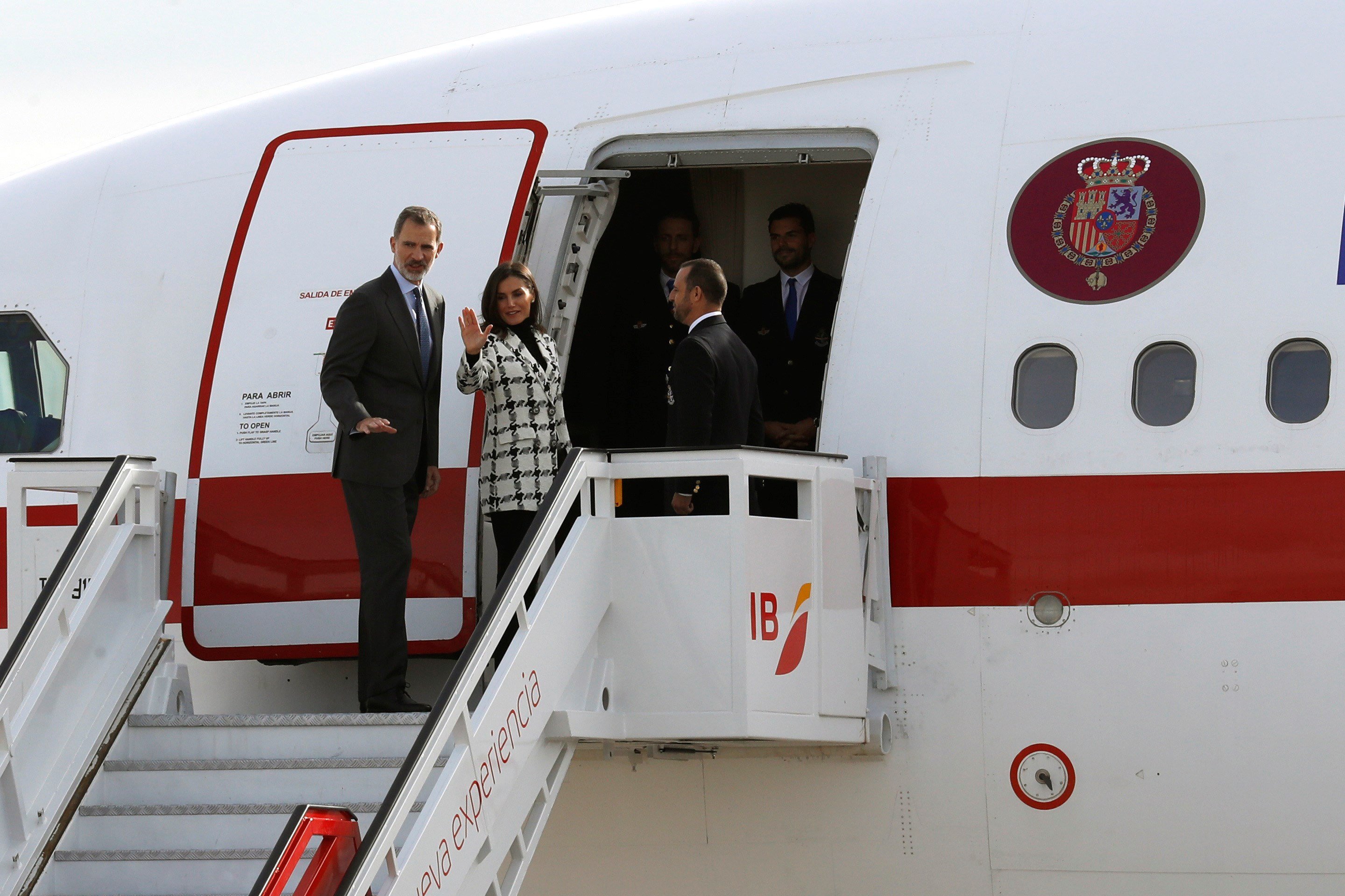 La chaqueta de pata de gallo de Uterqüe con el que la reina Letizia ha viajado a Cuba