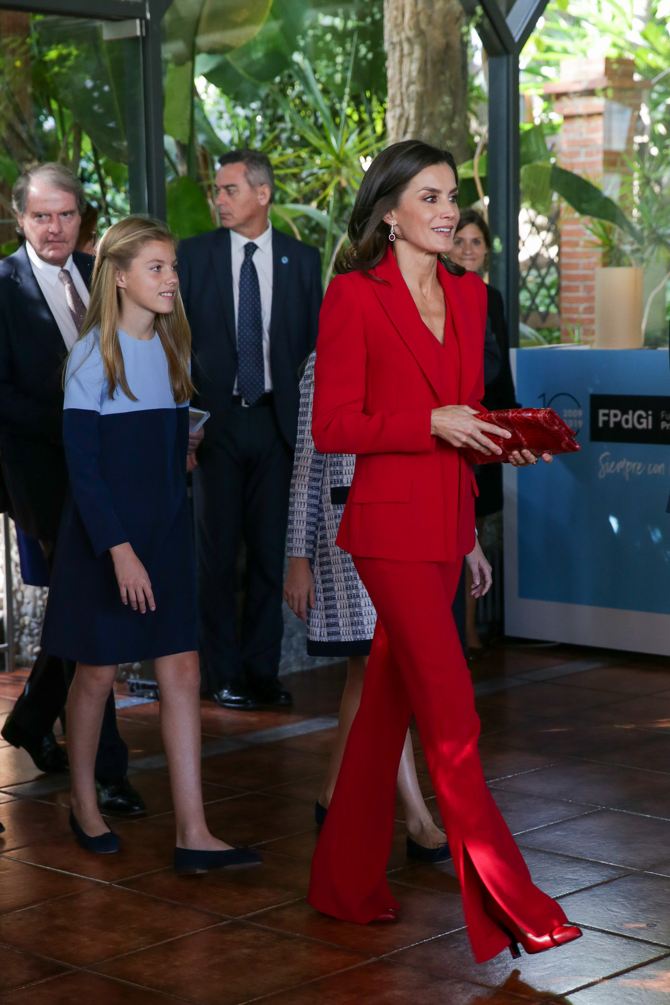  La reina Letizia de rojo y la princesa Leonor de tweed azul en los Premios Princesa de Girona