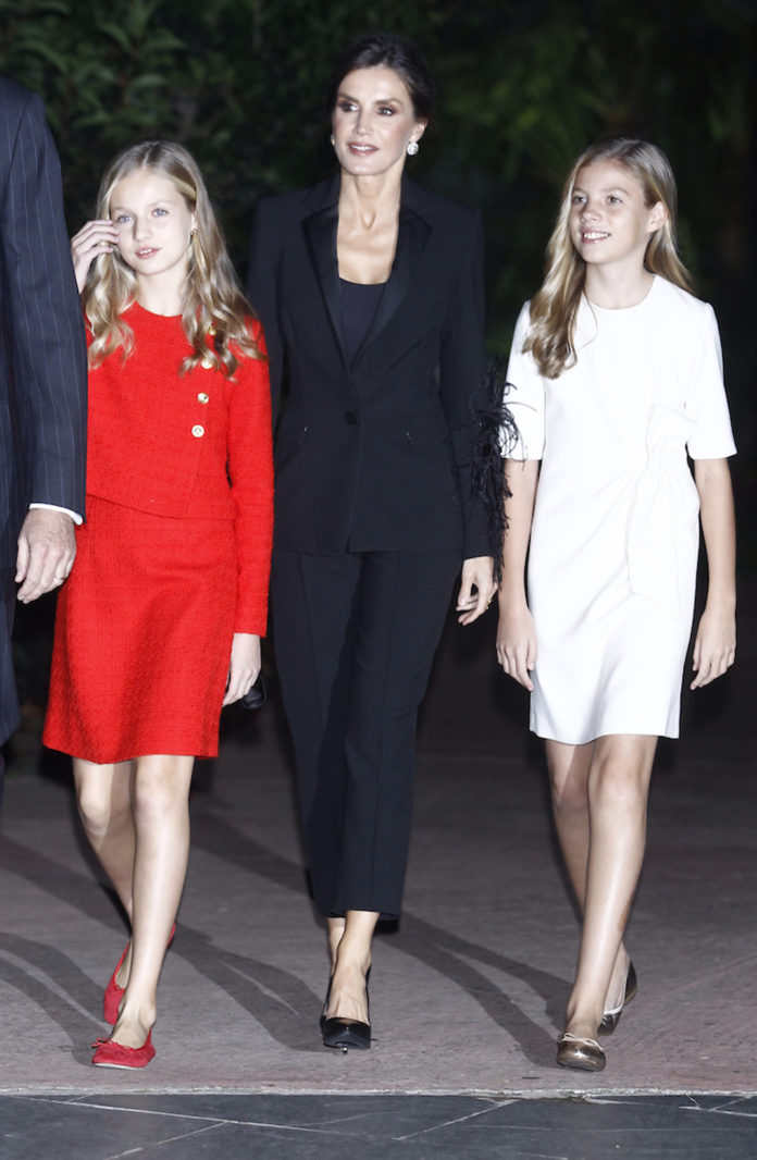 La princesa Leonor de rojo y la reina Letizia de negro en la entrega de los Premios Princesa de Girona, toda una lección de estilo