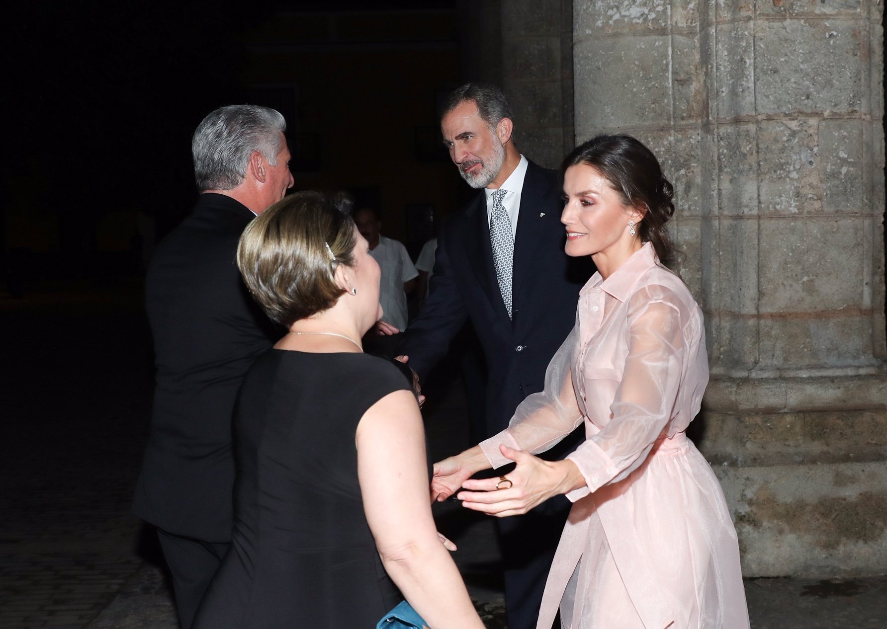 La reina estrena un vestido Maje rosa en la cena de retribución en Cuba