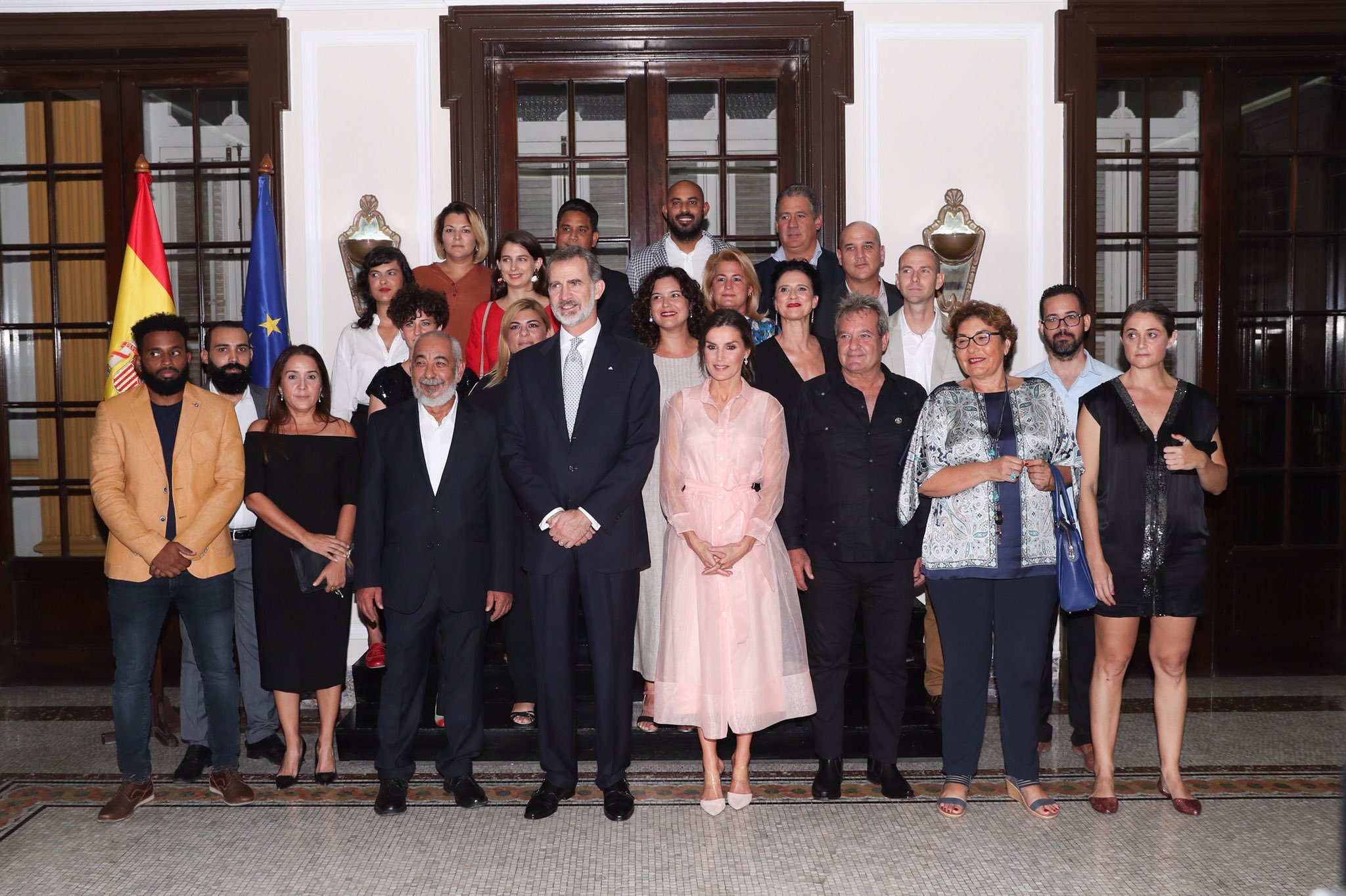 La reina estrena un vestido Maje rosa en la cena de retribución en Cuba