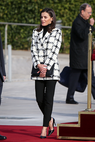 La chaqueta de pata de gallo de Uterqüe con el que la reina Letizia ha viajado a Cuba