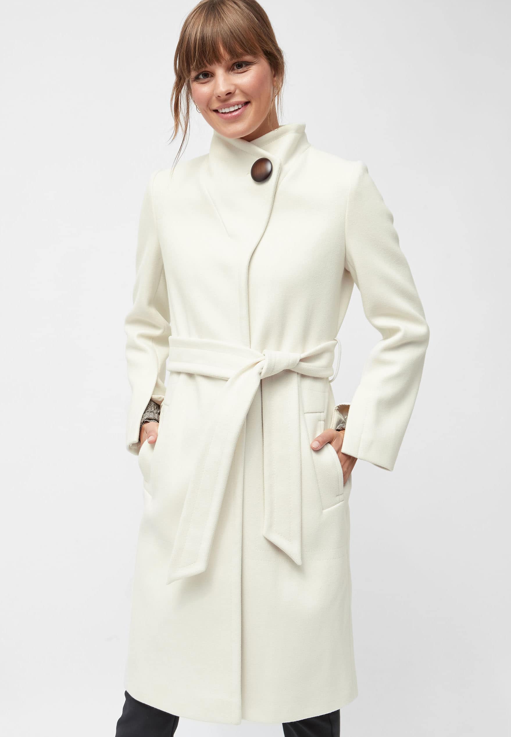 5 abrigos blancos low cost para copiar el look de Melania Trump