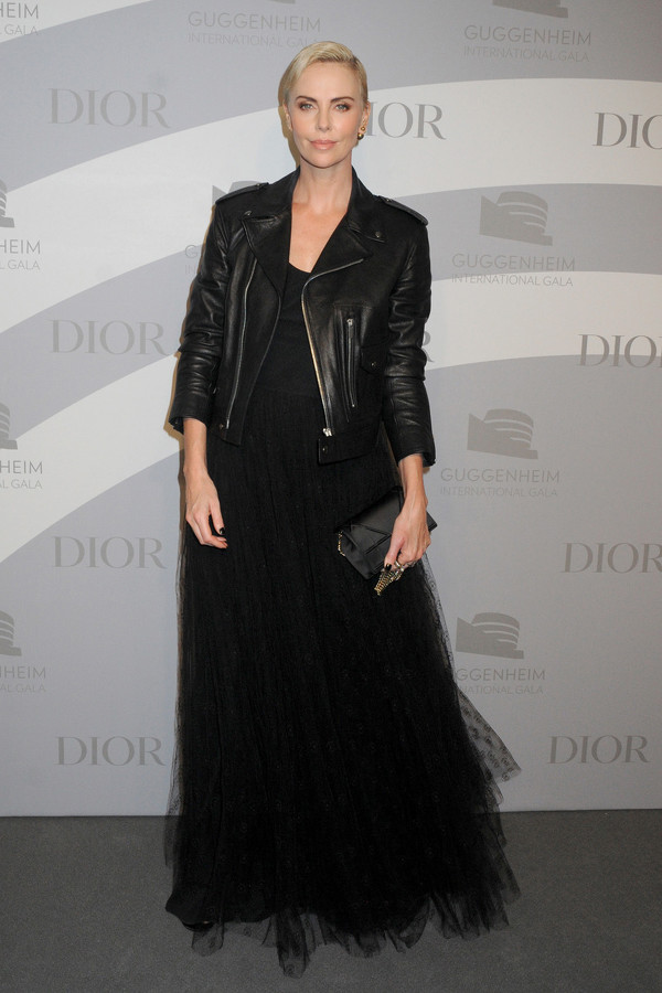 Charlize Theron tiene el look perfecto de Dior para Navidad