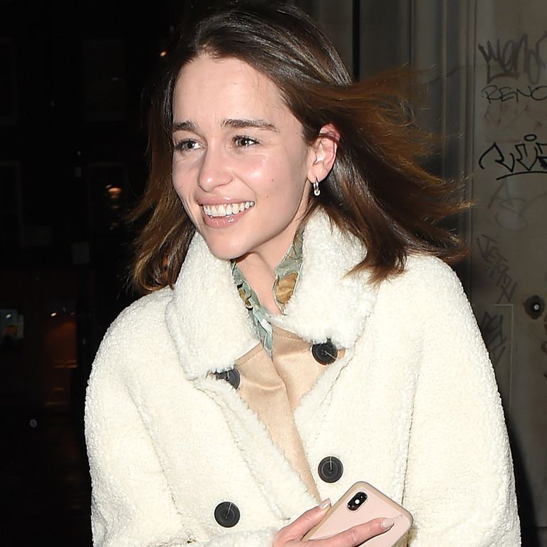 Emilia Clarke se protege del frío en Londres con un abrigo de borrego de Mango
