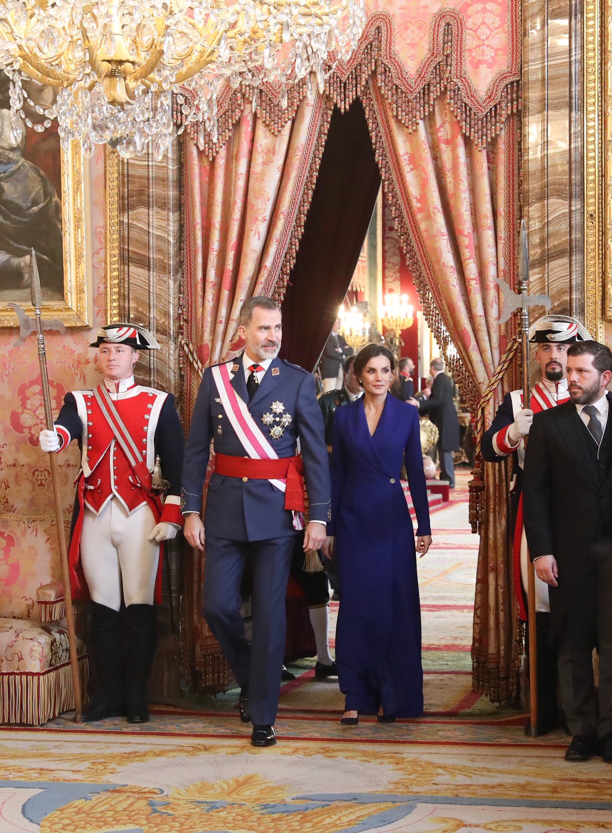 La reina Letizia elige el azul en un elegante vestido para la Pascua Militar 2020
