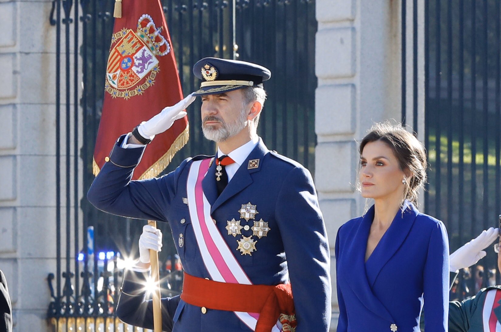 La reina Letizia elige el azul en un elegante vestido para la Pascua Militar 2020