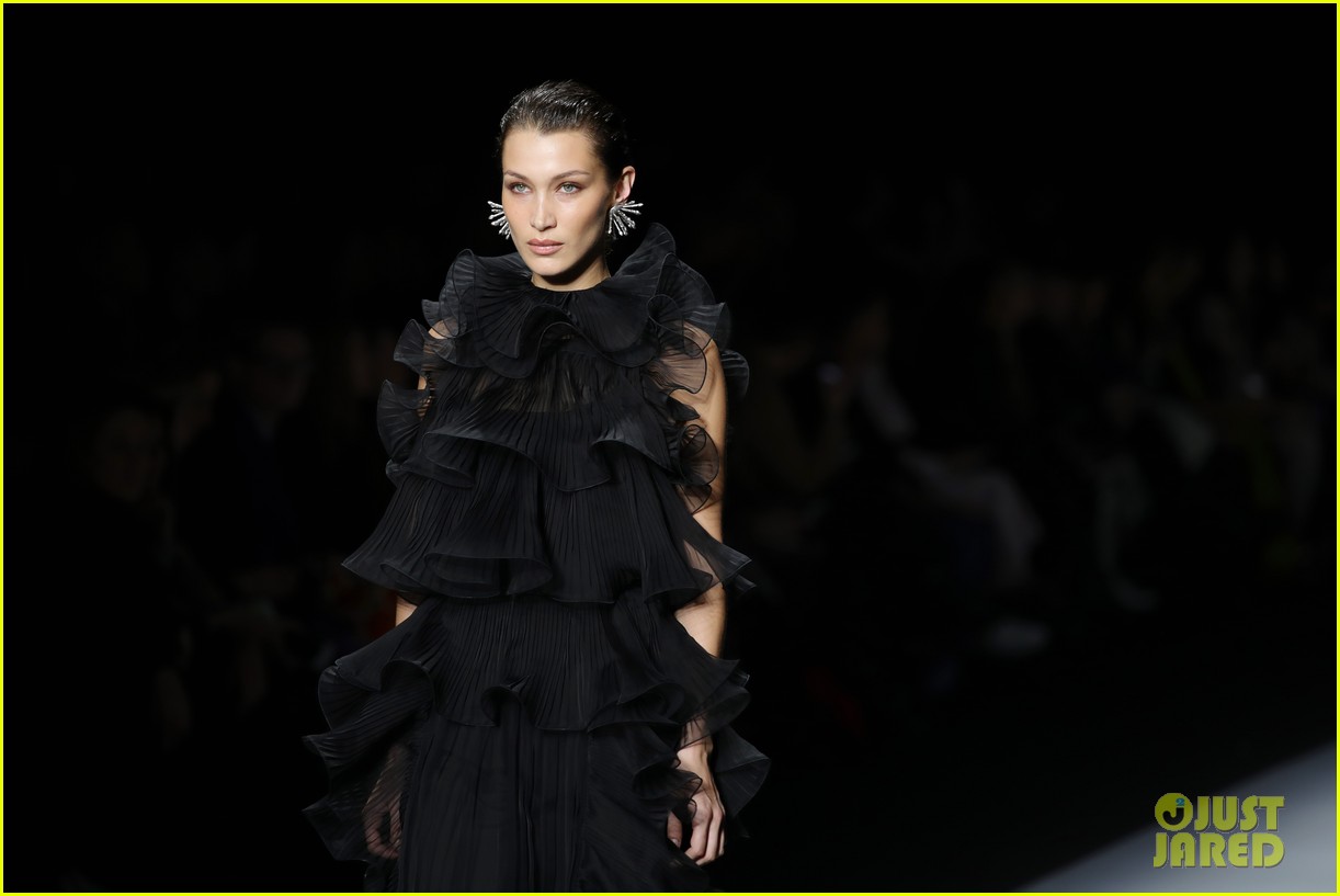 El negro según Alberta Ferretti en Milan Fashion Week otoño-invierno 2020/21