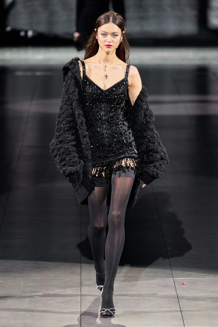 MFW: Dolce & Gabbana o cómo reinterpretar el clásico vestido negro para otoño-invierno 2020 