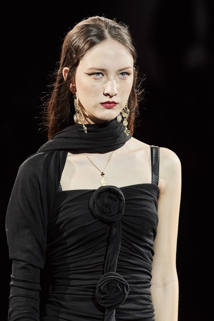 Dolce & Gabbana presentó para otoño-invierno 2020 las mil y un formas de llevar un little black dress. ¿Cuál es al tuya?