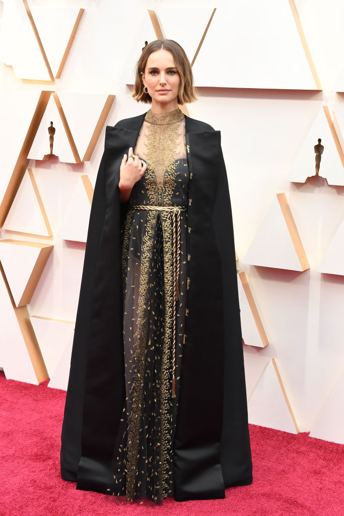 La capa de Natalie Portman firmada por Dior, un homenaje feminista en los Oscars 2020