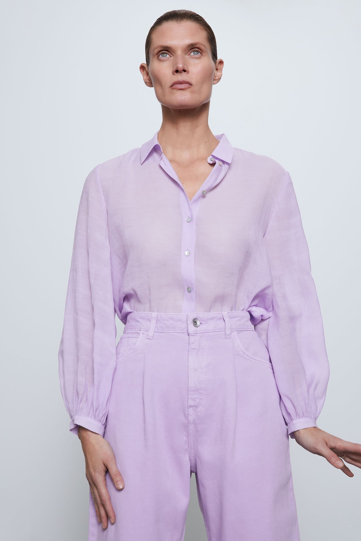 Cara Delevingne demuestra que el lila es el color de la temporada y estas prendas de Zara lo confirman