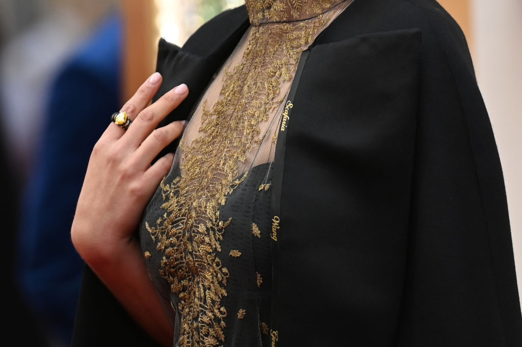 La capa de Natalie Portman firmada por Dior, un homenaje feminista en los Oscars 2020