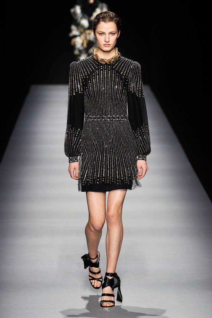 El negro según Alberta Ferretti en Milan Fashion Week otoño-invierno 2020/21