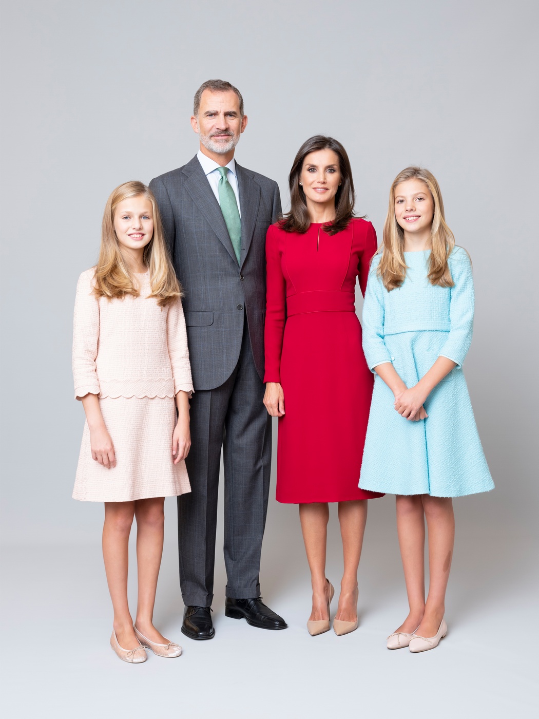 Así es el nuevo álbum real: los retratos oficiales de los reyes Felipe y Letizia junto a sus hijas