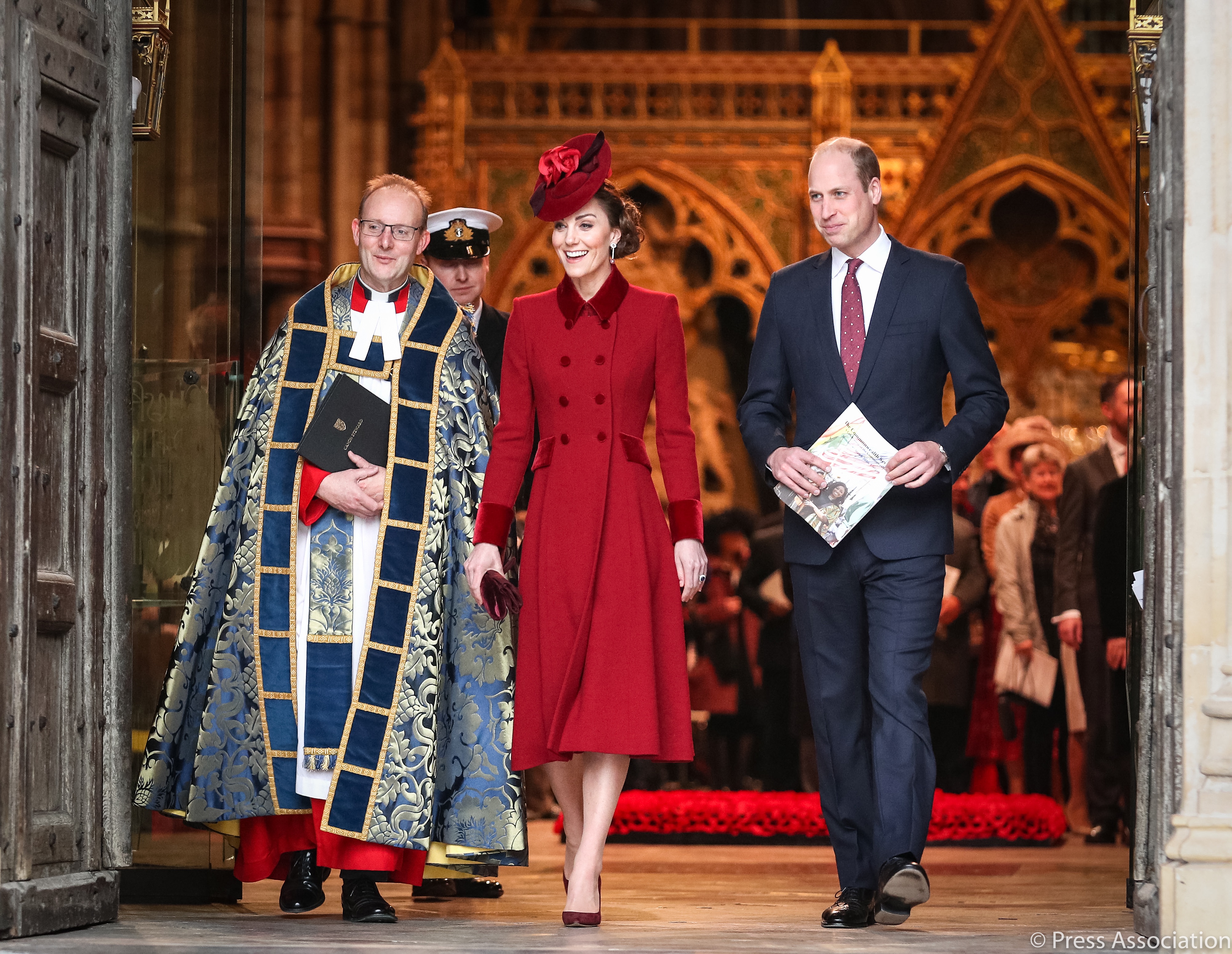 Kate Middleton repite en rojo y deja brillar a Meghan Markle en su último encuentro