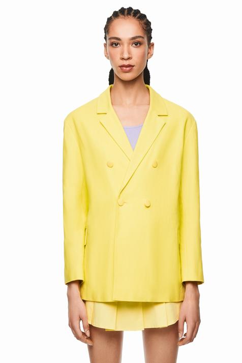 María Pombo tiene el blazer amarillo perfecto y sabemos dónde conseguirlo