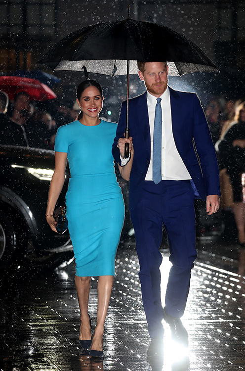 Meghan Markle (espectacular de azul) y el príncipe Harry: unidos y sonrientes bajo la lluvia en Londres