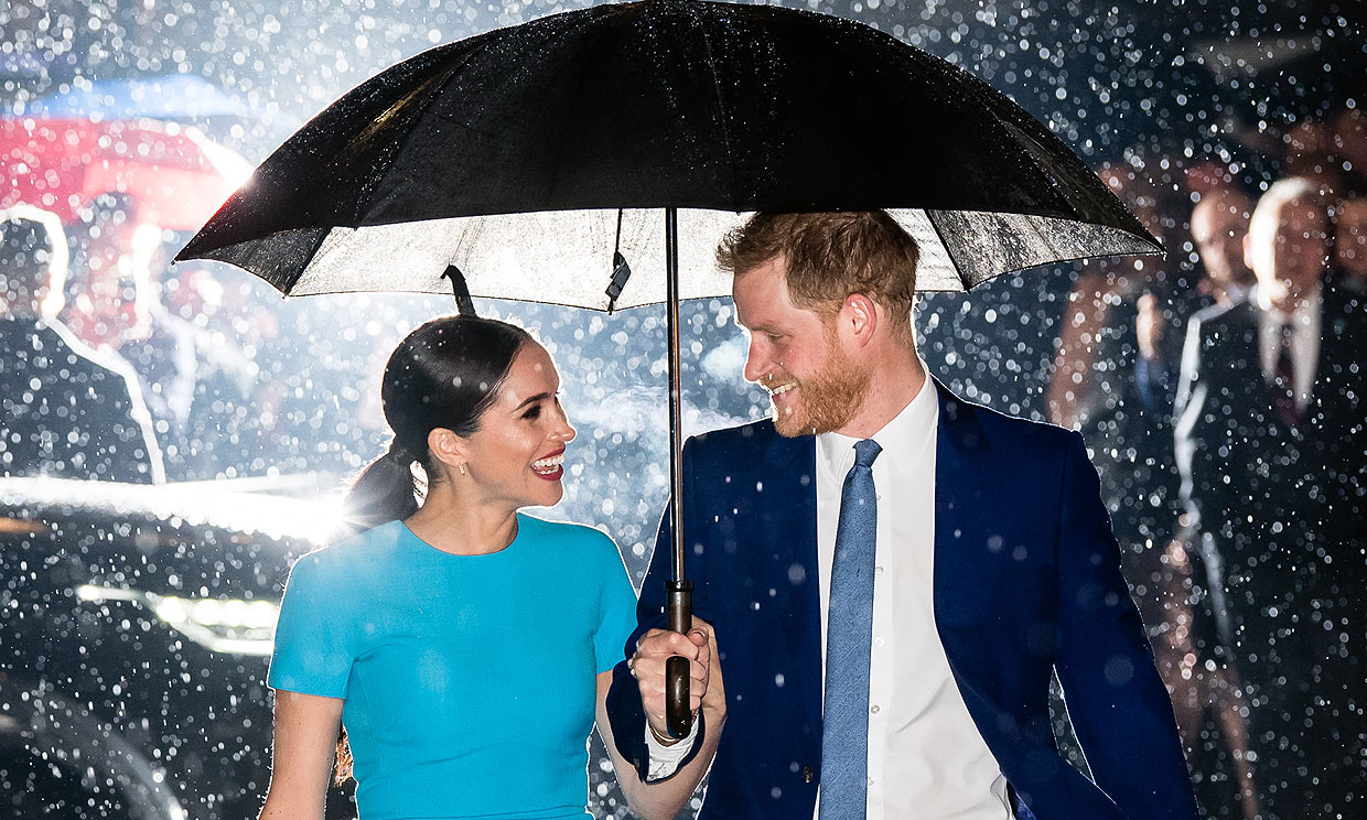 Meghan Markle (espectacular de azul) y el príncipe Harry: unidos y sonrientes bajo la lluvia en Londres