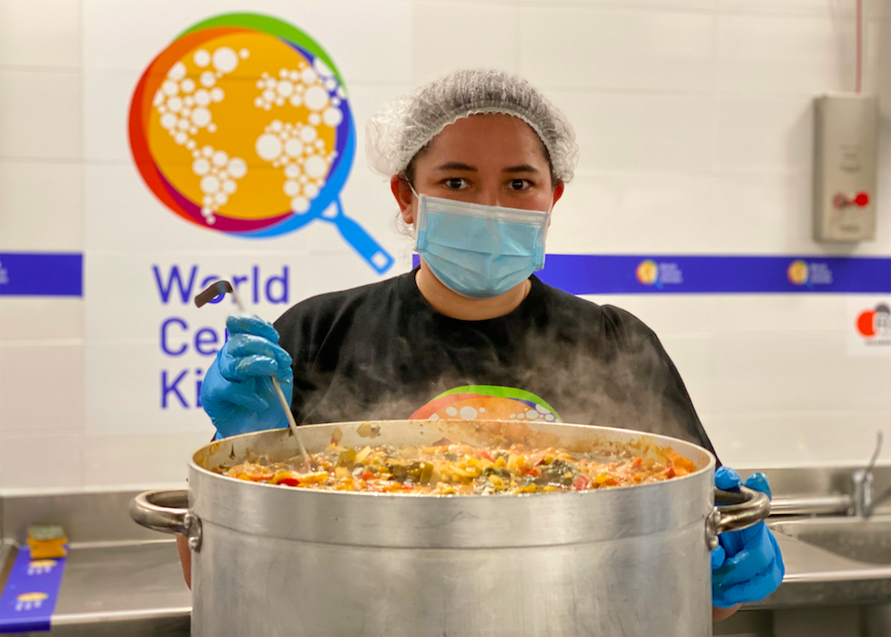 He sido voluntaria en la cocina más grande de la ONG World Central Kitchen del chef José Andrés en Madrid y así es la historia que he vivido