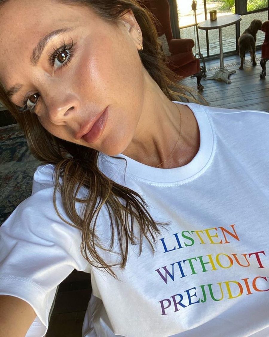 Victoria Beckham agota en 24 horas su camiseta solidaria para el Día del Orgullo