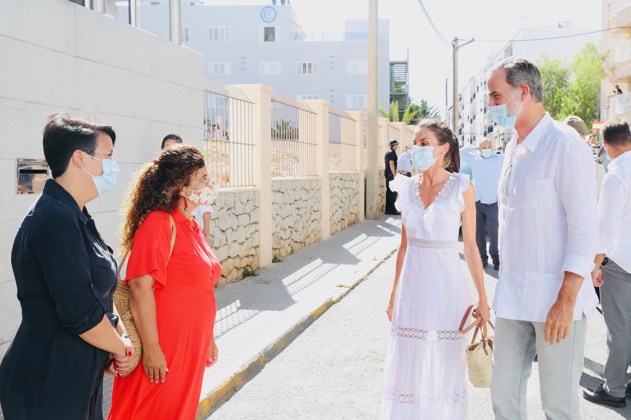La reina Letizia estrena estilo (adlib) y marca (española) en su visita a Ibiza