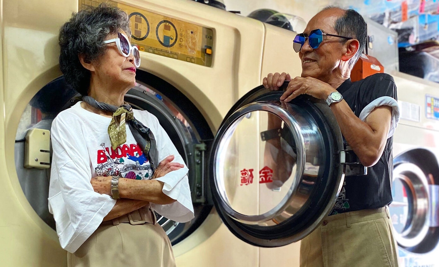 Esta pareja de abuelos de Taiwan son el furor en Instagram: crean lookazos en su lavandería con las prendas olvidadas